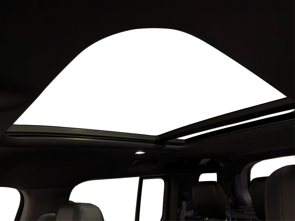 Used 2022 Land Rover Defender 110 SE image 21