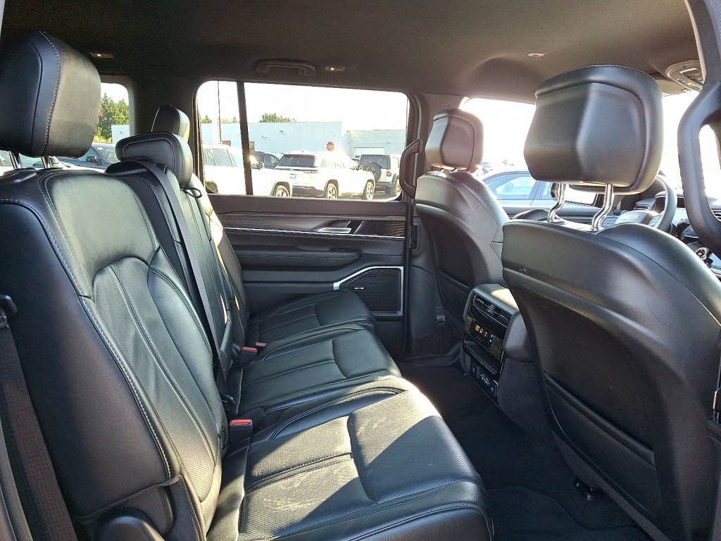 Certified 2024 Jeep Wagoneer L Series II w/ Flexible Seating Group image 15