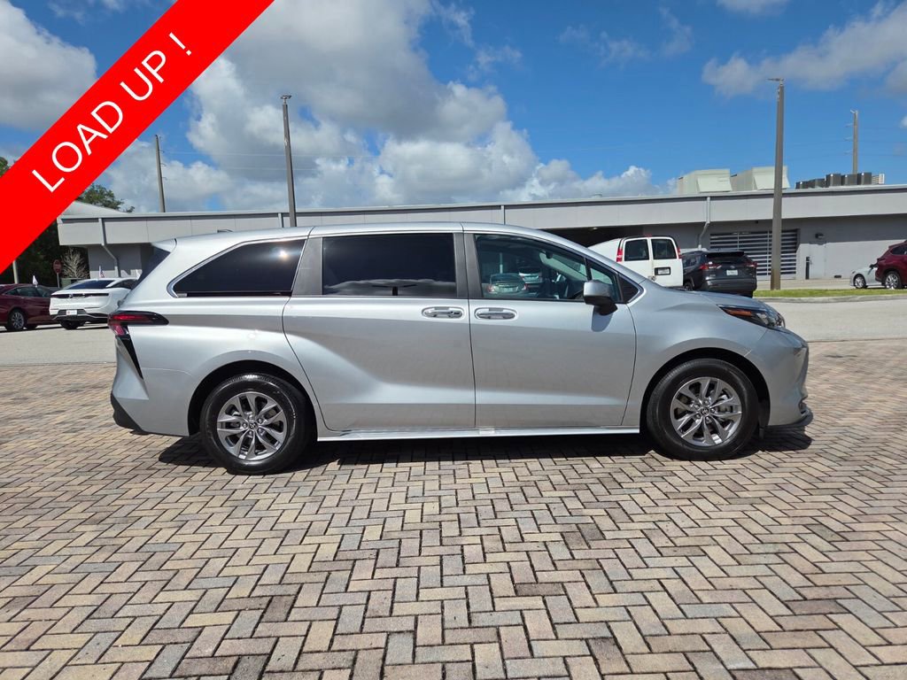 Used 2025 Toyota Sienna XLE FWD image 12