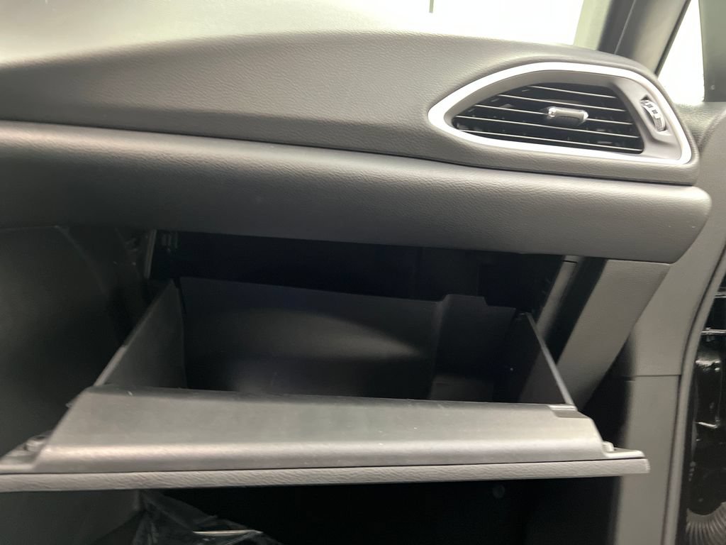 Used 2025 Chrysler Pacifica Select FWD image 40