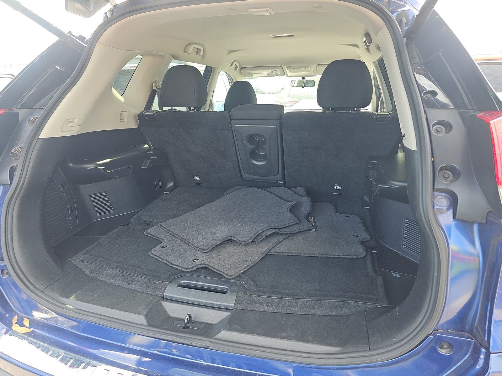 Used 2018 Nissan Rogue SV w/ Premium Package image 16