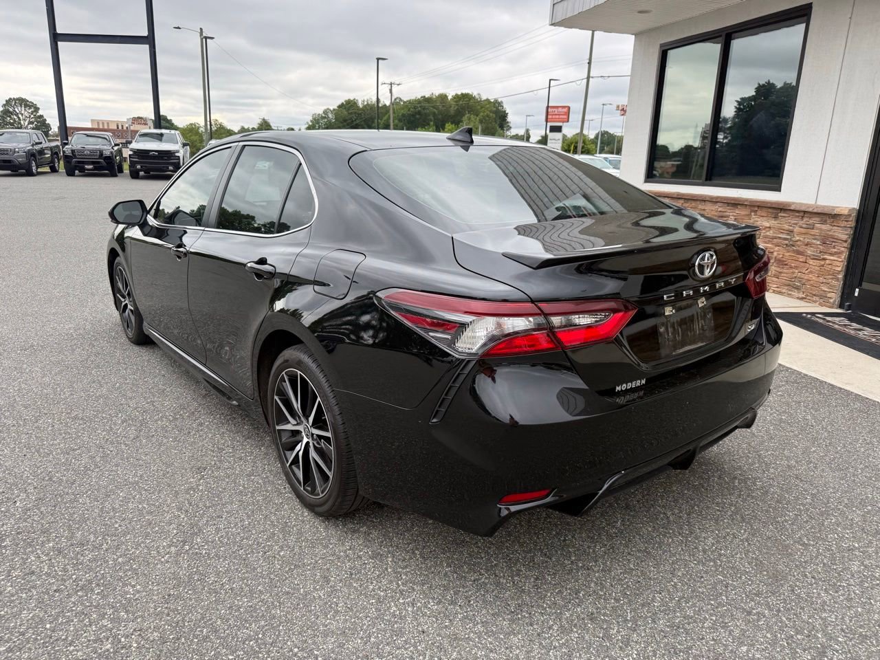 Used 2023 Toyota Camry SE FWD image 6