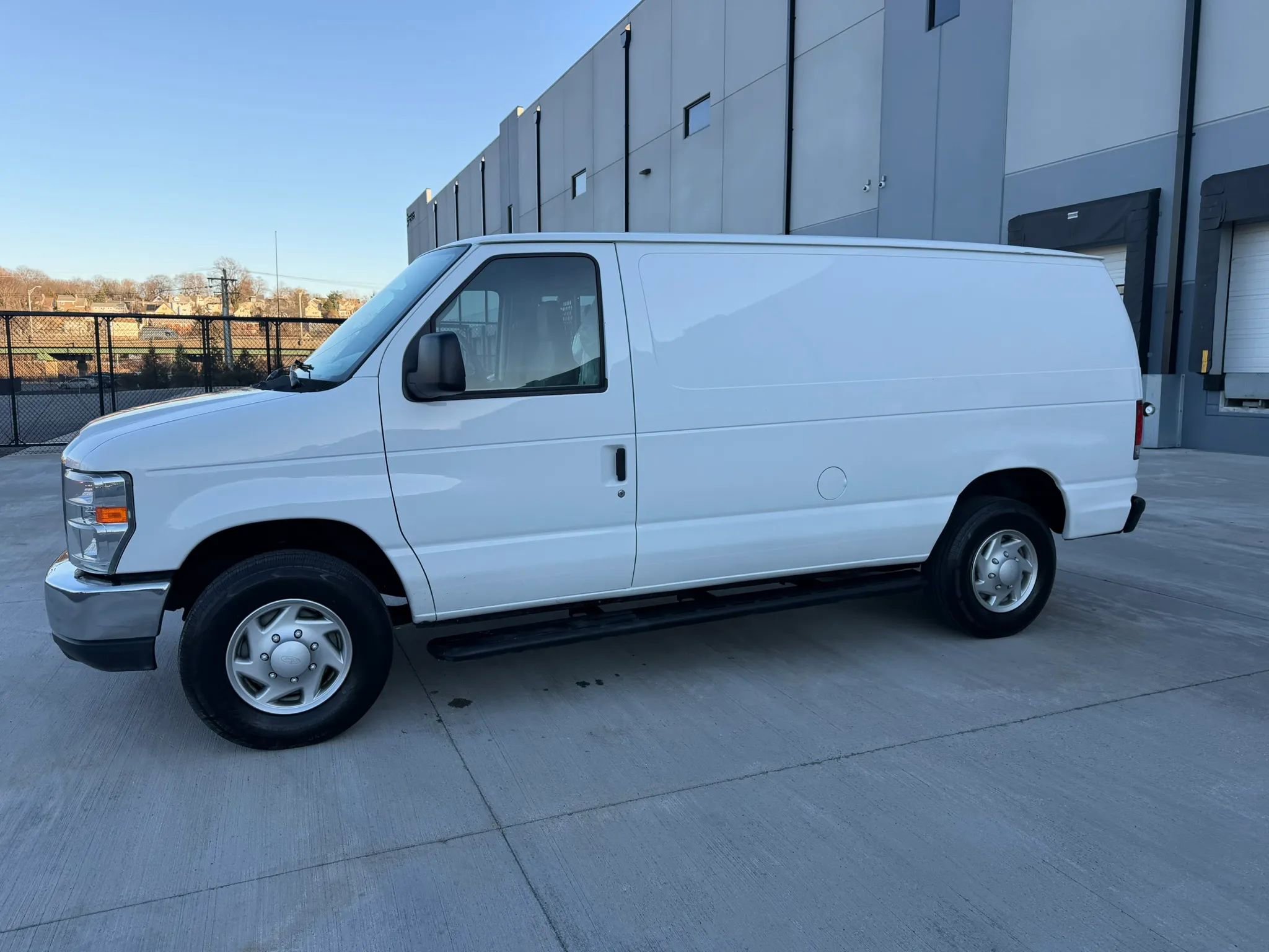 Used 2014 Ford E-250 and Econoline 250 Van 3D w/ Power Group image 3