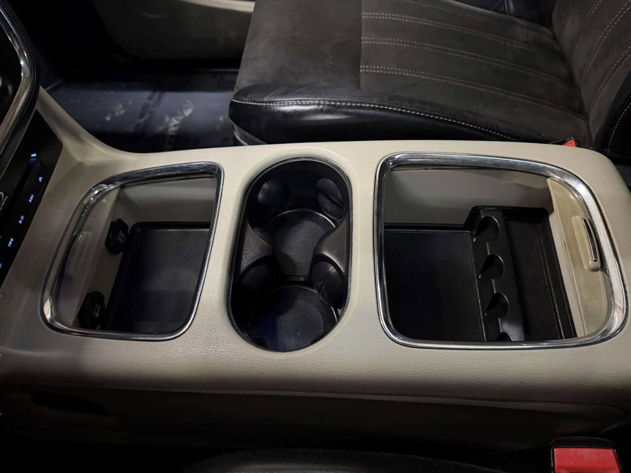 Used 2014 Chrysler Town & Country Touring-L image 47