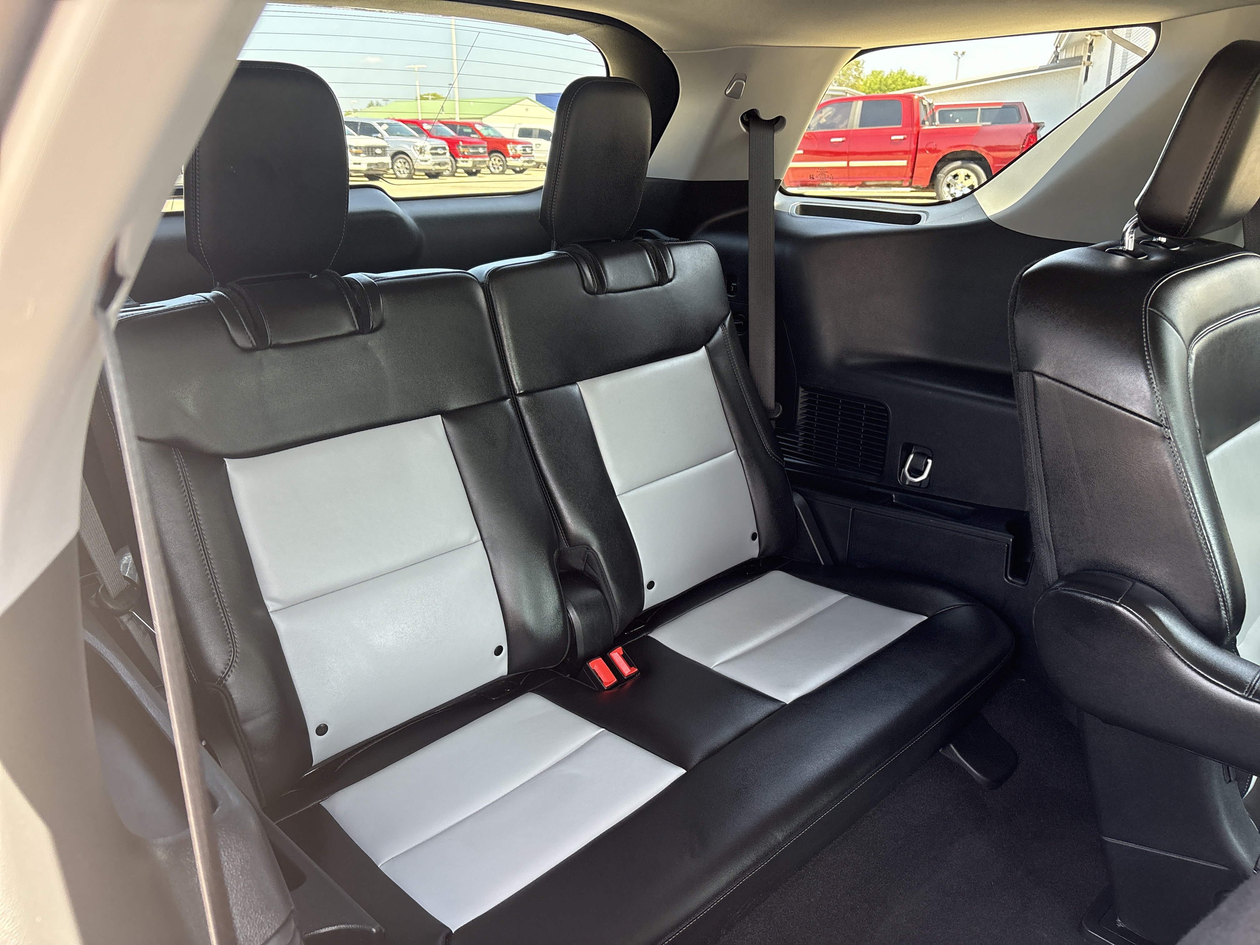 Used 2024 Ford Explorer XLT w/ Equipment Group 202A AWD/4WD image 7