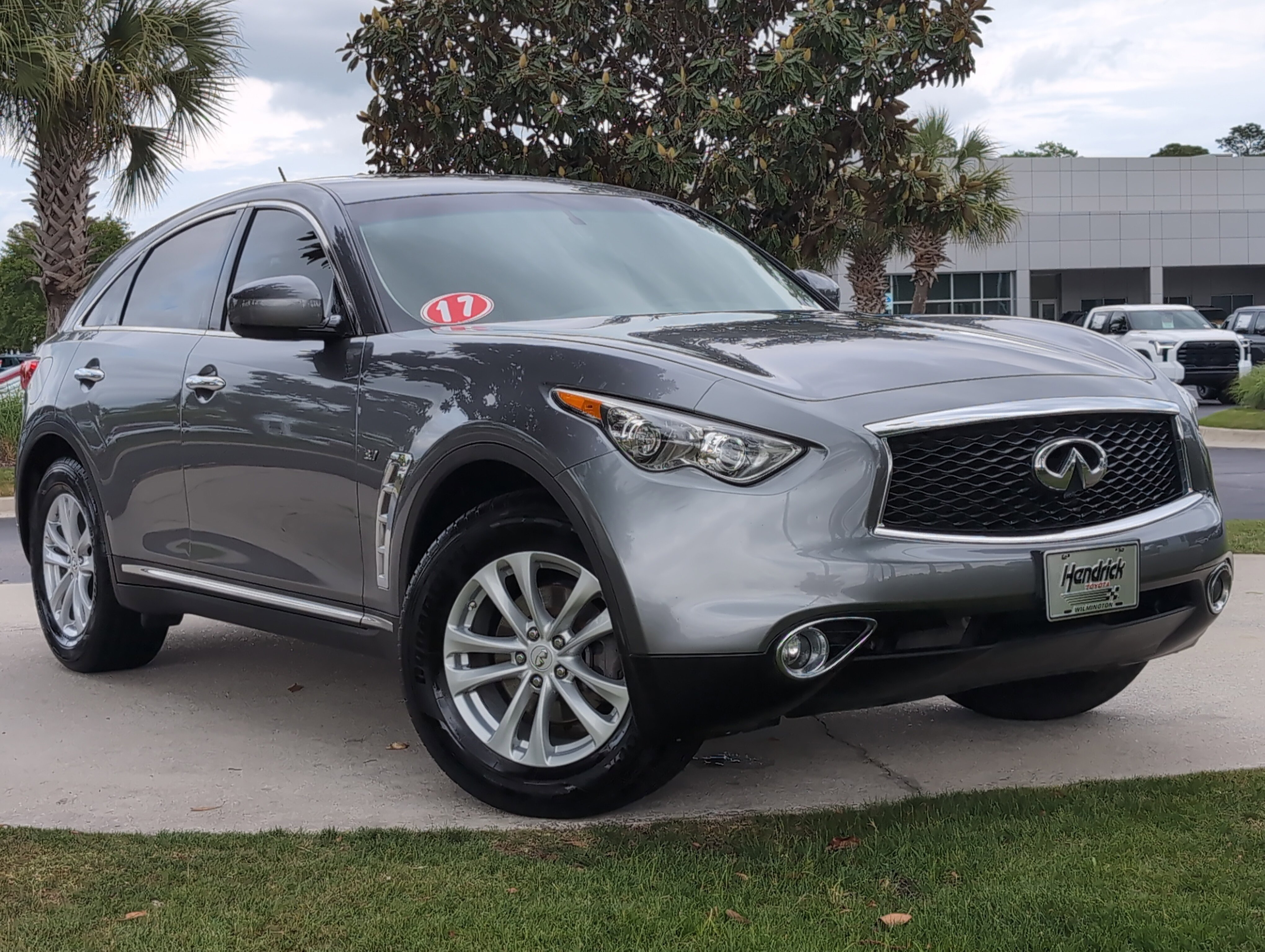 Used 2017 INFINITI QX70 AWD image 2