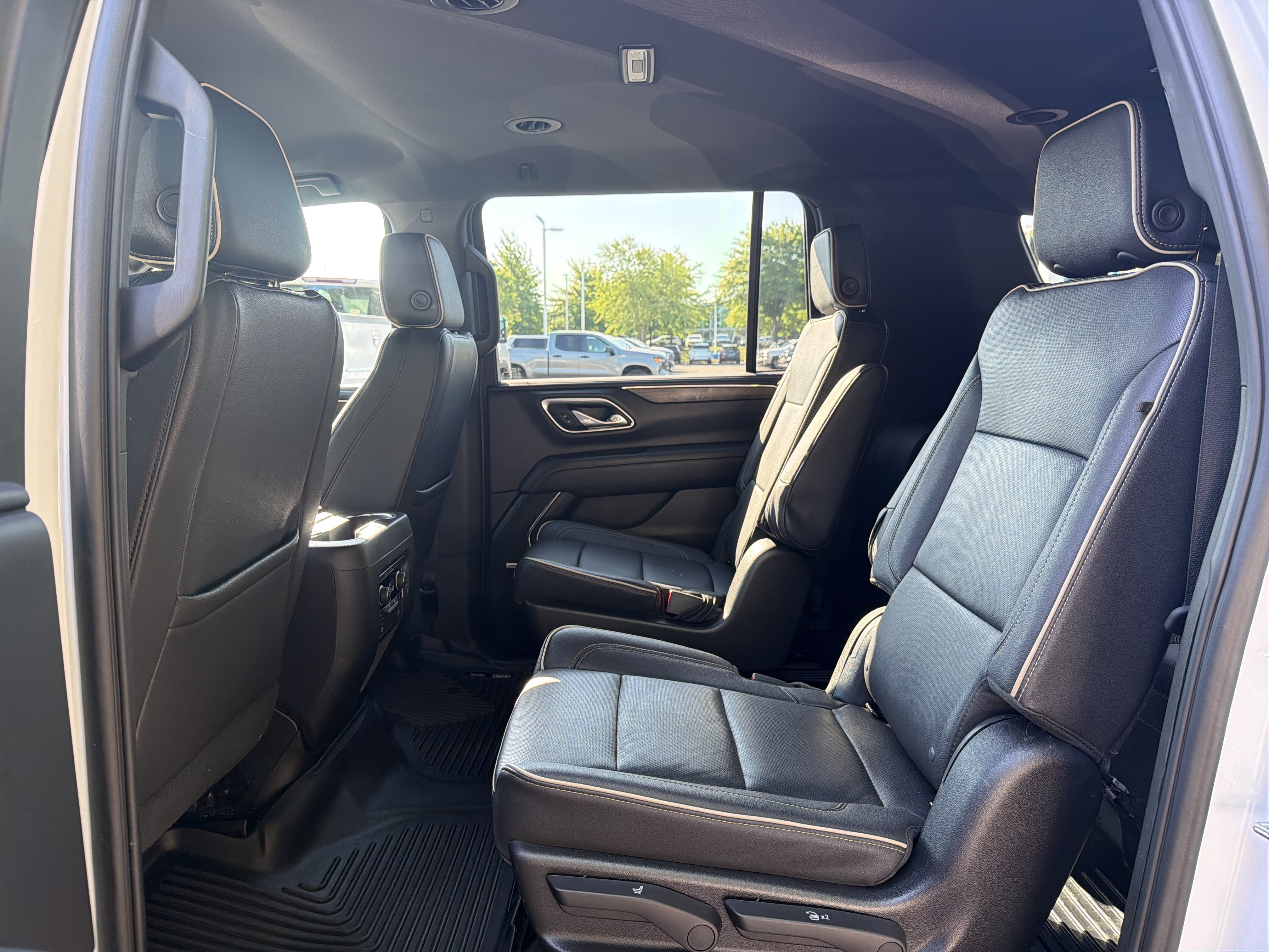 Used 2023 Chevrolet Suburban Premier AWD/4WD image 31