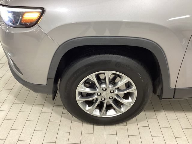 Used 2019 Jeep Cherokee Latitude Plus w/ Comfort/Convenience Group AWD/4WD image 19