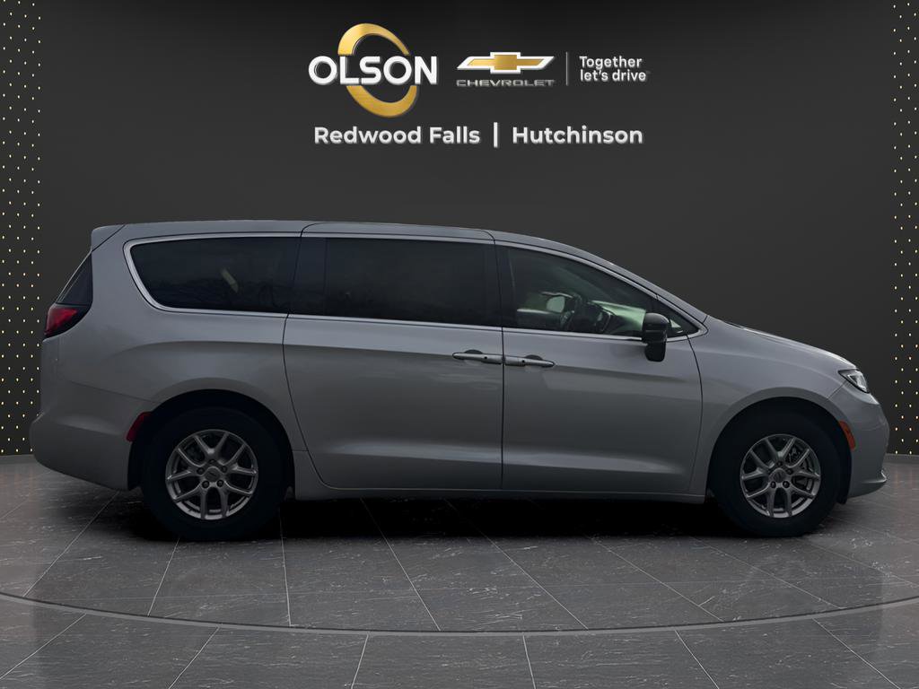 Used 2024 Chrysler Pacifica Touring-L image 6