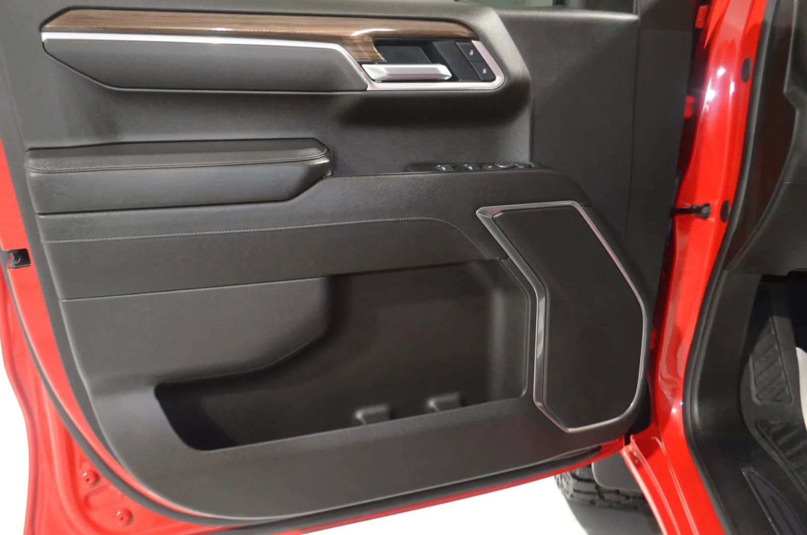 Used 2025 Chevrolet Silverado 1500 LT image 14