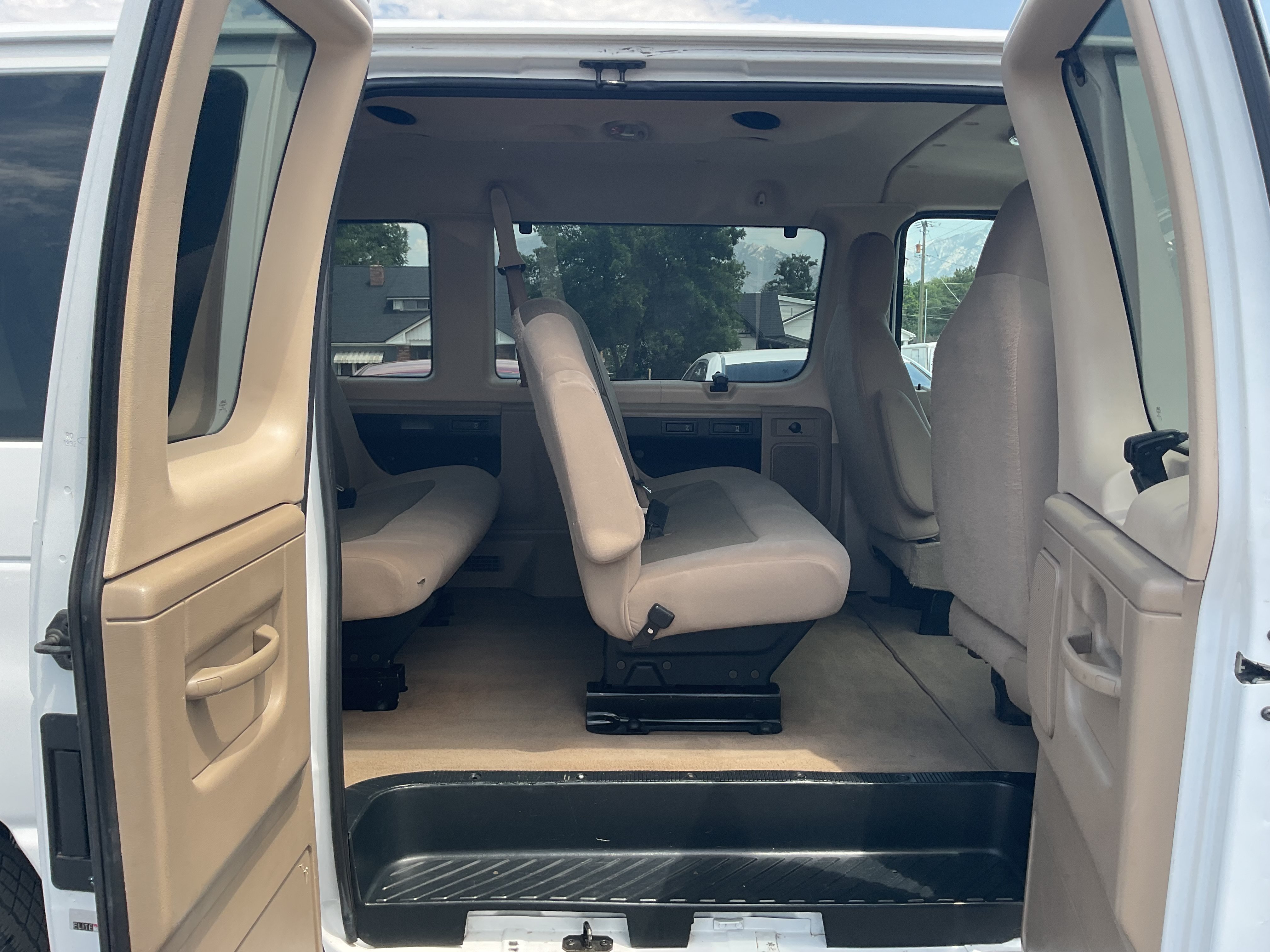 Used 2009 Ford E-350 and Econoline 350 XLT RWD image 17