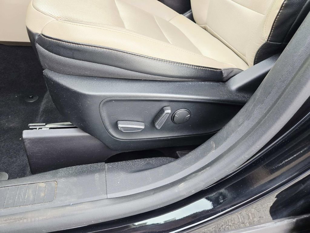 Used 2020 Ford Escape Titanium image 41