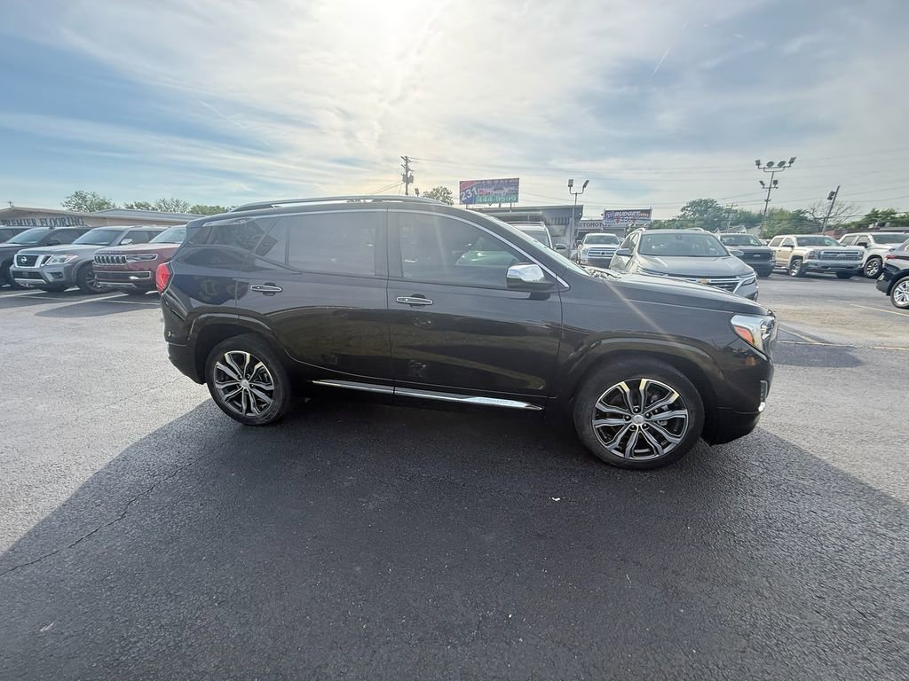 Used 2019 GMC Terrain Denali w/ Driver Alert Package II FWD image 2