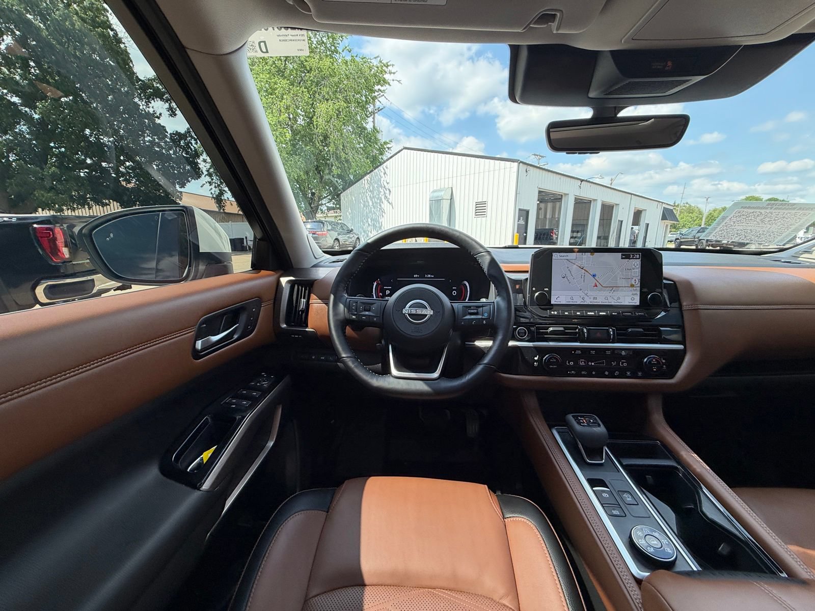 Used 2024 Nissan Pathfinder Platinum AWD/4WD image 2