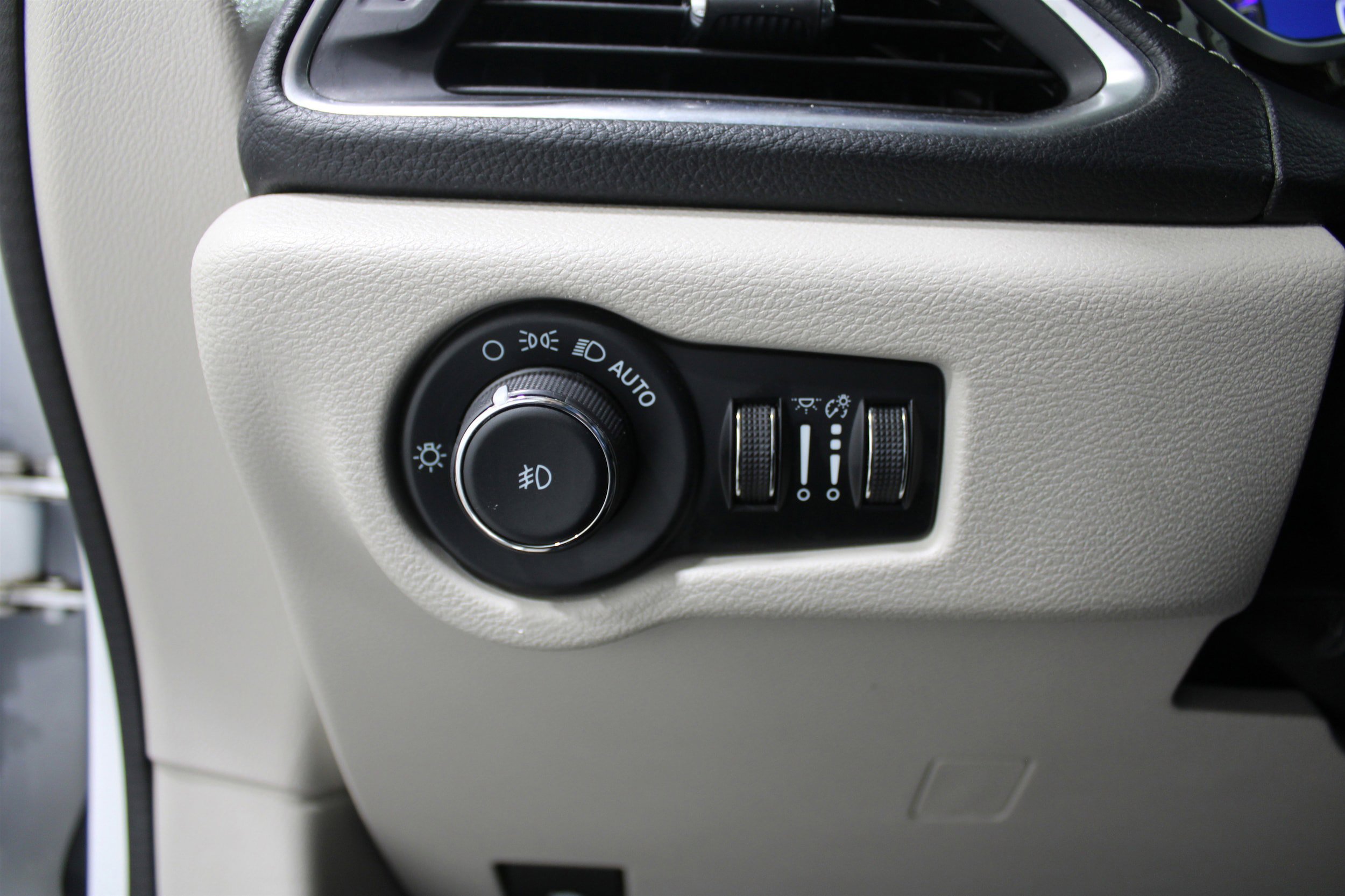 Used 2023 Chrysler Pacifica Limited image 8