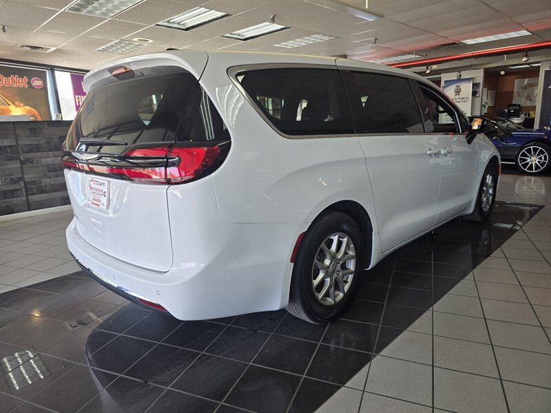 Used 2025 Chrysler Pacifica Select FWD image 5