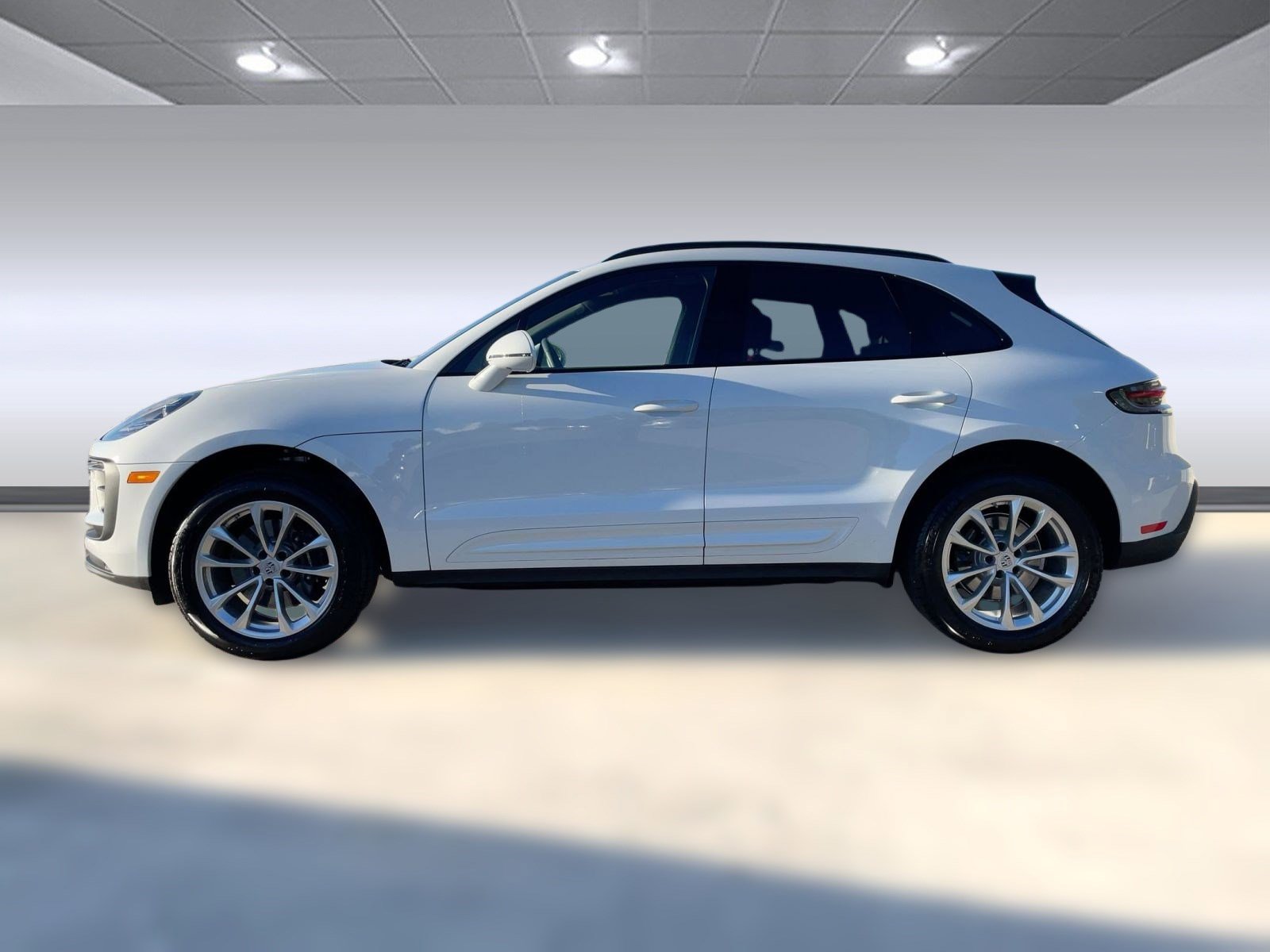 Used 2025 Porsche Macan image 2
