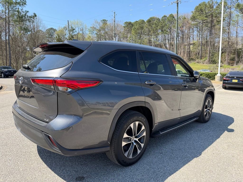 Used 2023 Toyota Highlander XLE image 3