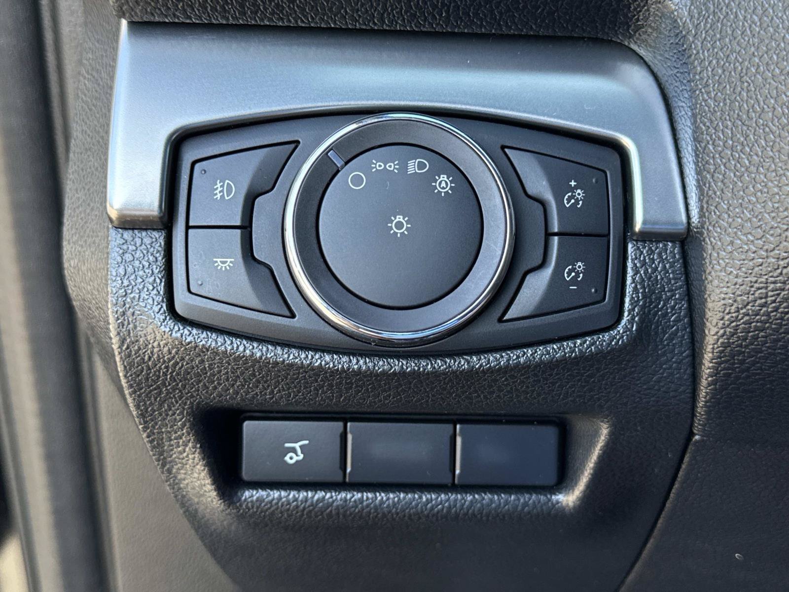 Used 2018 Ford Explorer XLT w/ Equipment Group 202A AWD/4WD image 31