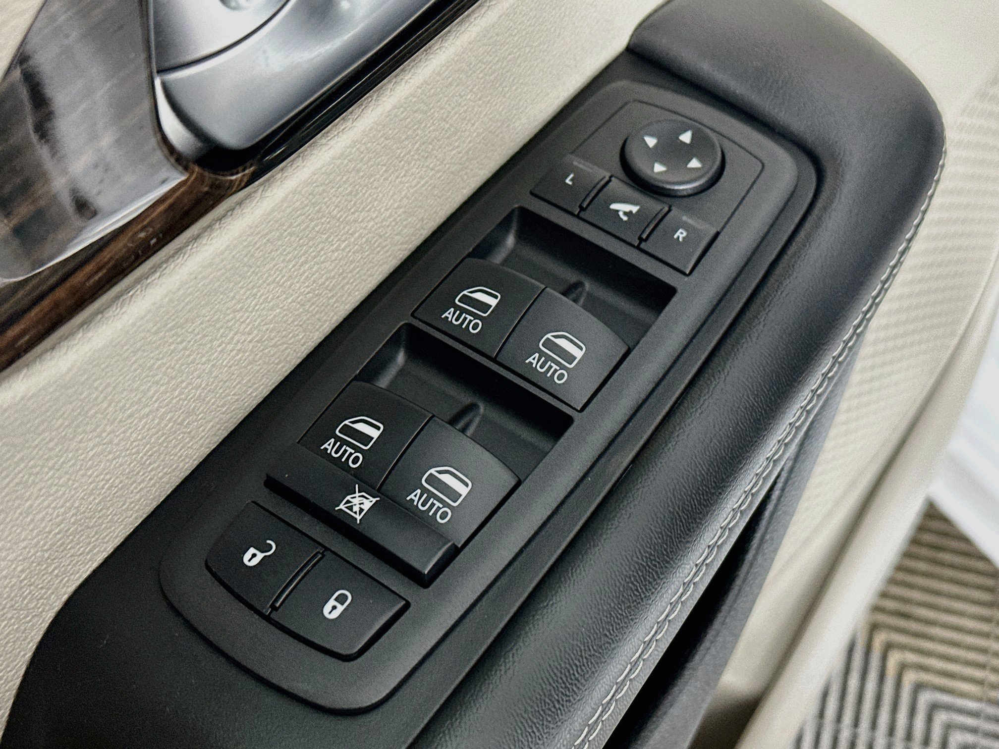 Used 2024 Chrysler Pacifica Limited FWD image 18