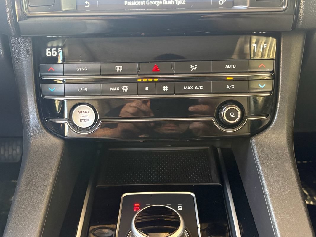 Used 2018 Jaguar F-PACE Premium AWD/4WD image 14
