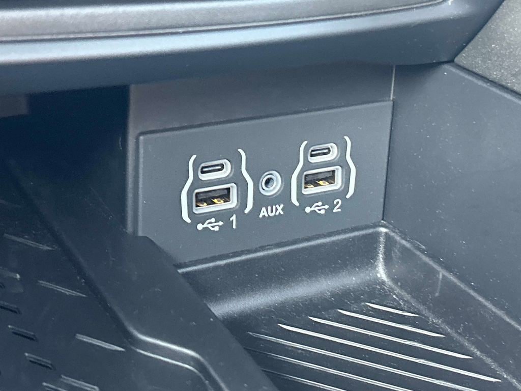 Used 2025 Chrysler Pacifica Limited FWD image 33