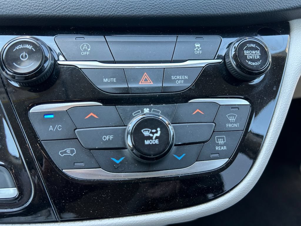 Used 2020 Chrysler Voyager Lxi FWD image 42