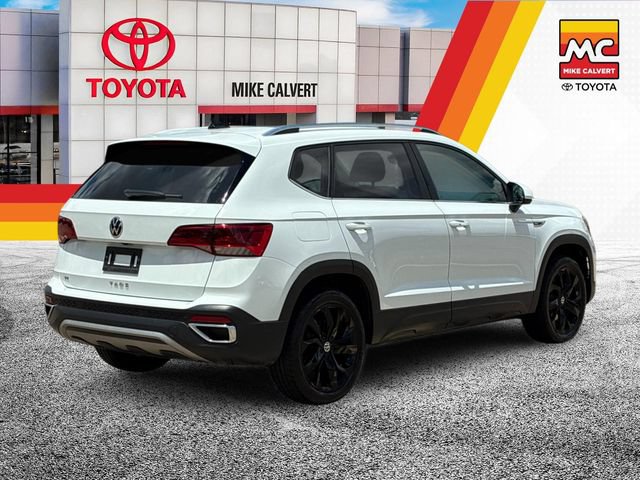Used 2024 Volkswagen Taos SE w/ Panoramic Sunroof Package FWD image 5