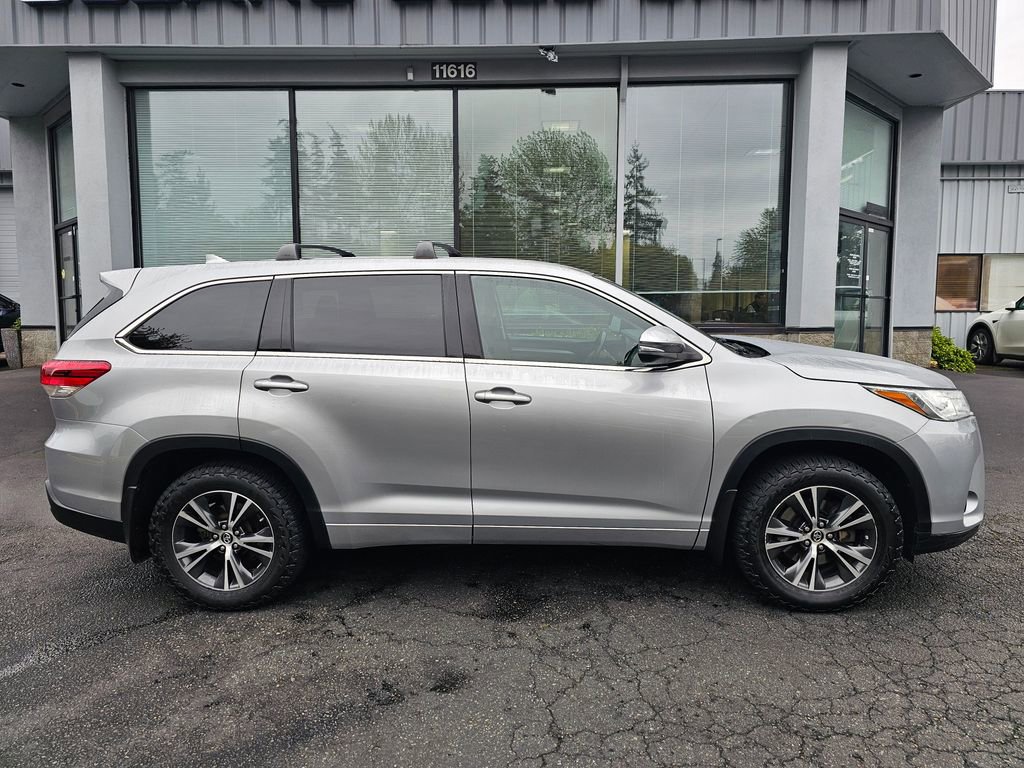 Used 2017 Toyota Highlander Plus AWD/4WD image 8