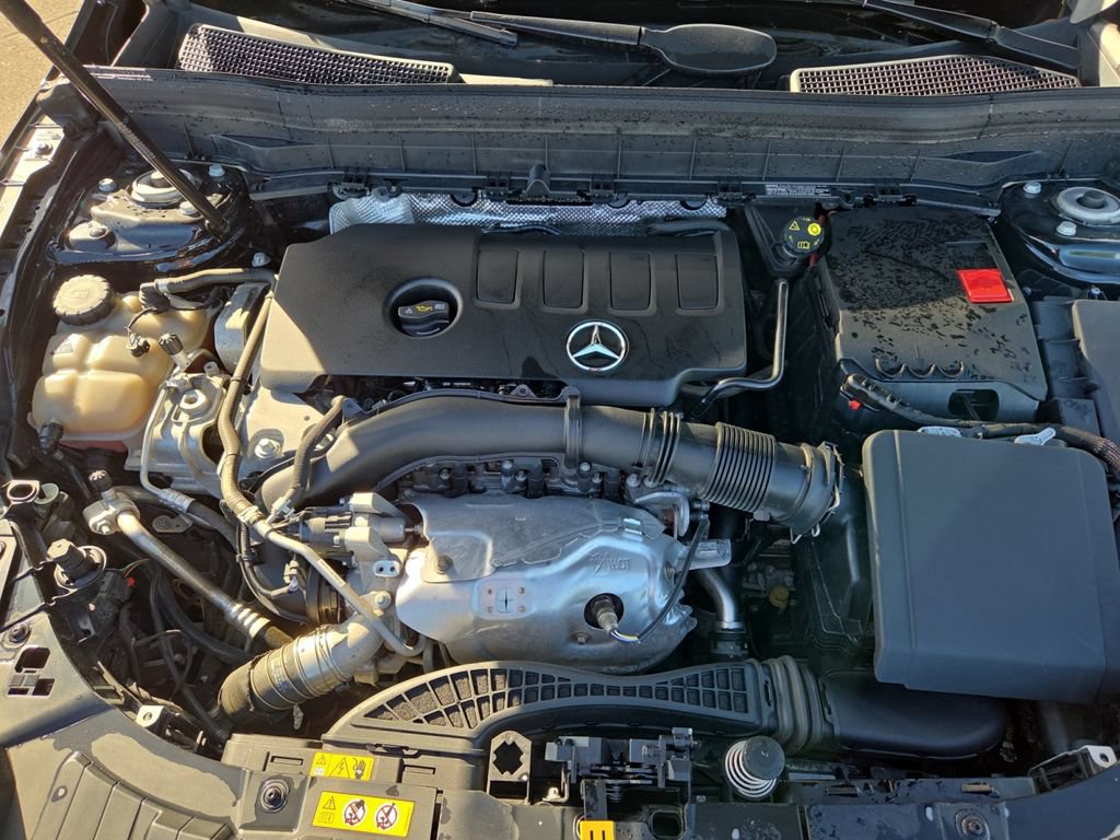 Used 2023 Mercedes-Benz GLB 250 4MATIC w/ Premium Package image 13