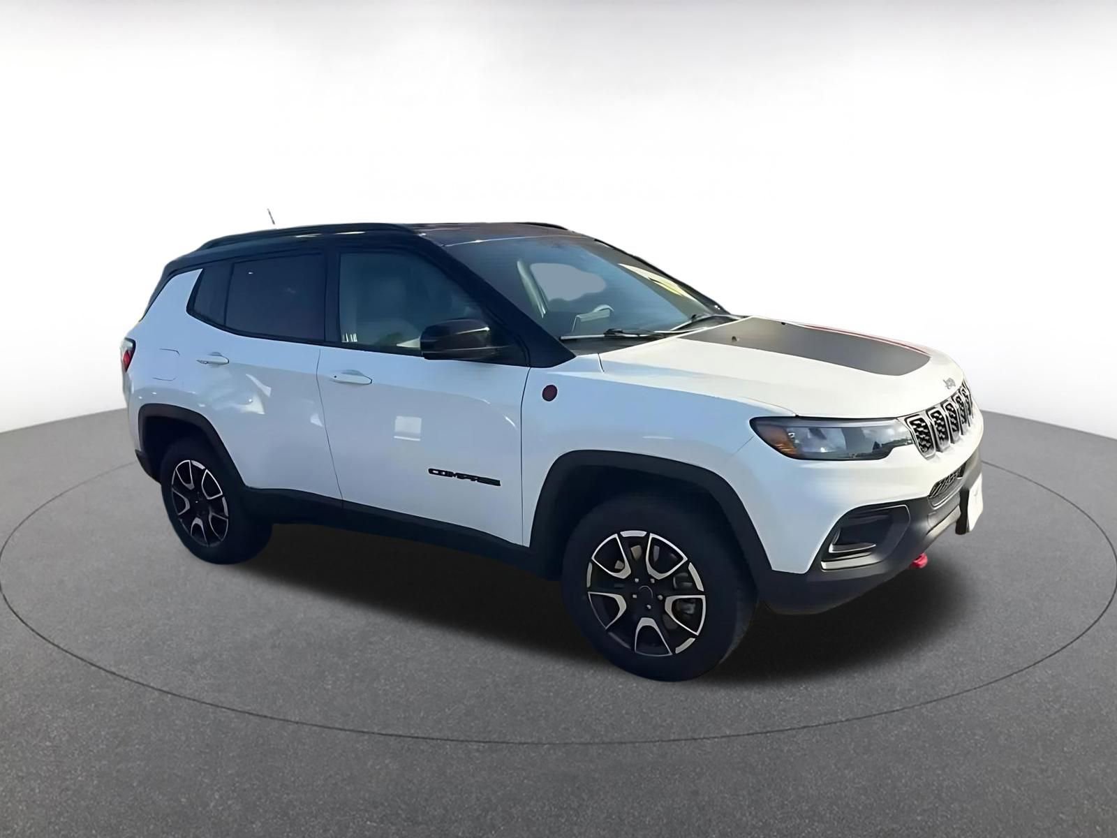 Used 2025 Jeep Compass Trailhawk image 2