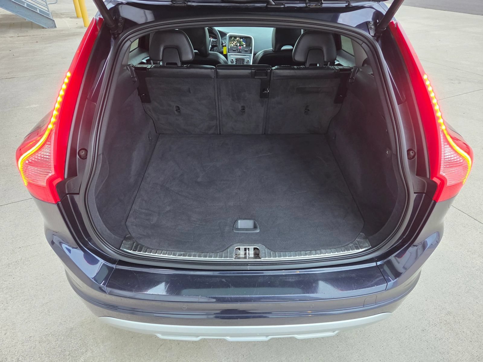 Used 2017 Volvo XC60 T6 Dynamic w/ Preferred Option Package AWD/4WD image 16