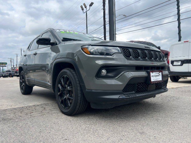 Used 2023 Jeep Compass Altitude AWD/4WD image 4