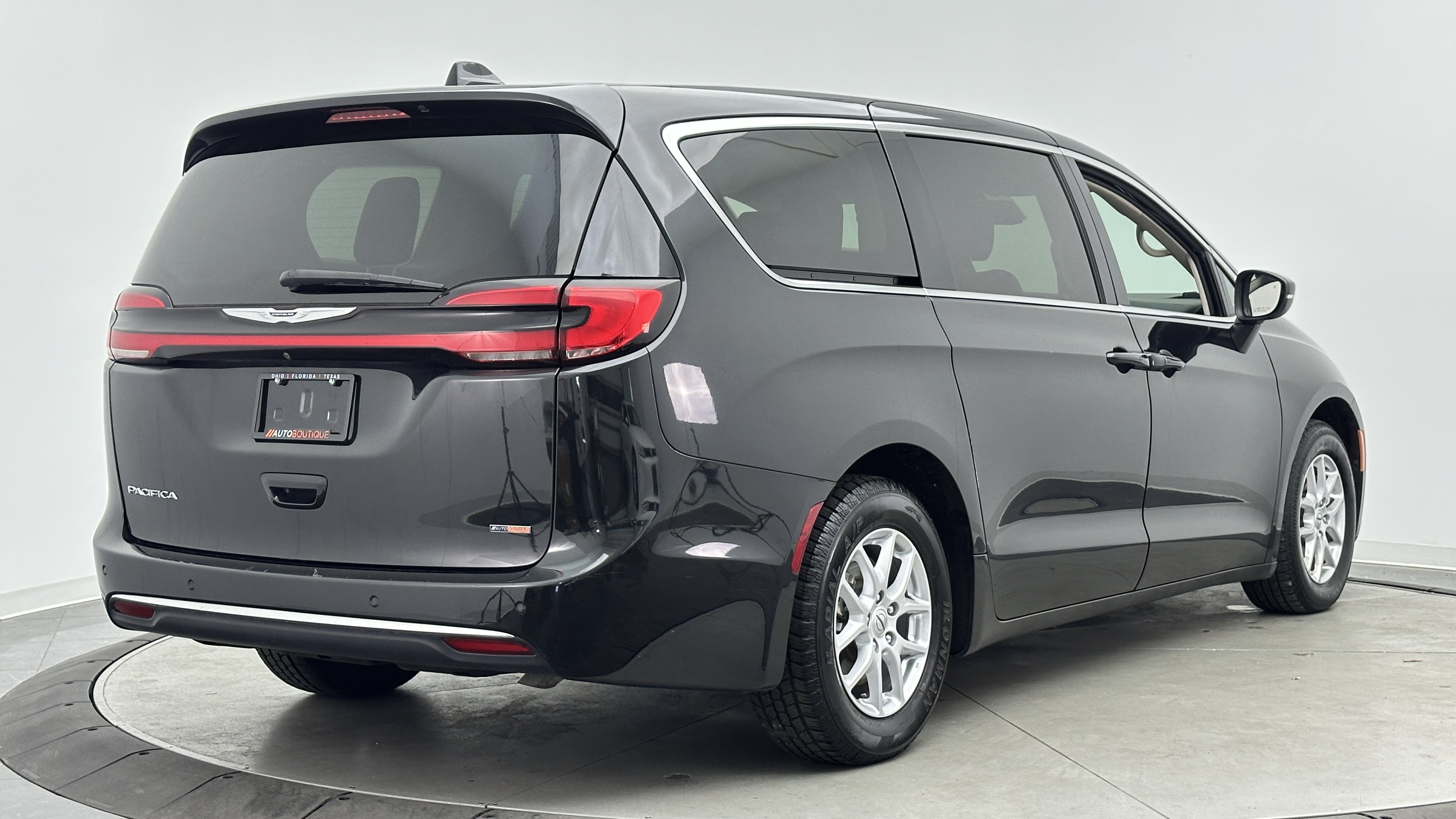 Used 2023 Chrysler Pacifica Touring-L FWD image 7