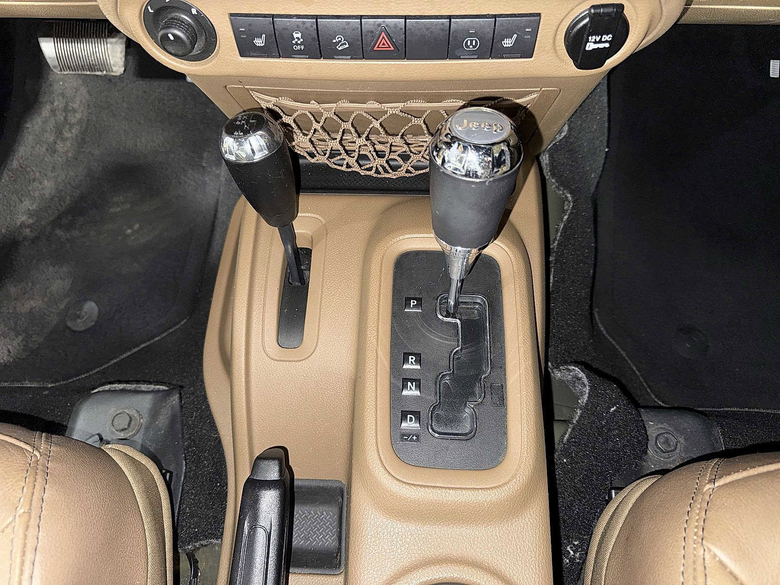 Used 2015 Jeep Wrangler Unlimited Sahara w/ Connectivity Group image 28