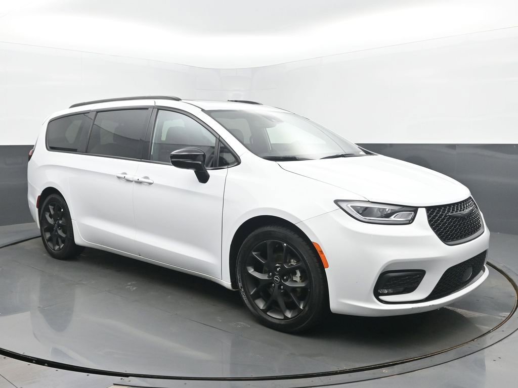 Used 2025 Chrysler Pacifica Limited image 7