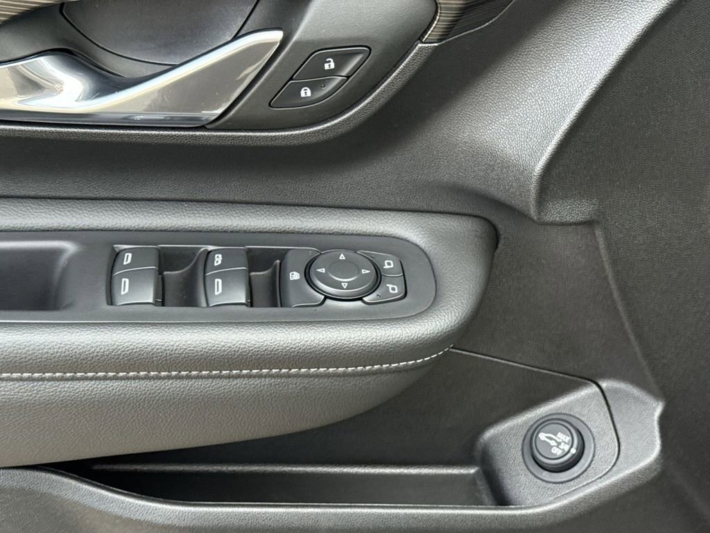 Used 2024 GMC Terrain SLT image 15