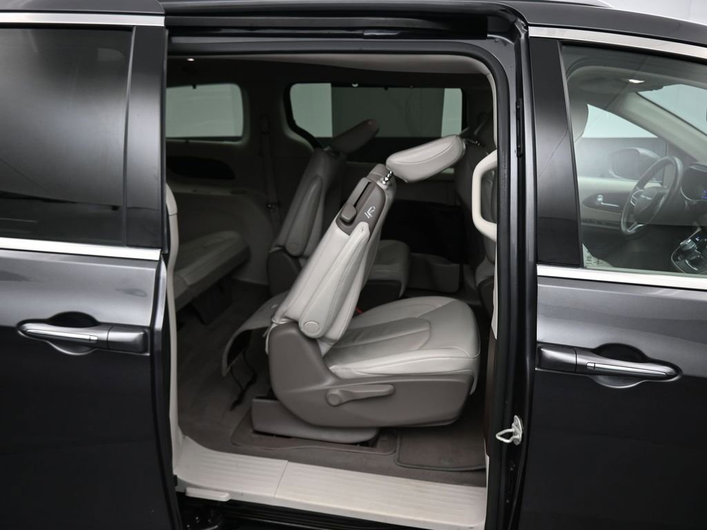 Used 2021 Chrysler Pacifica Touring-L image 57