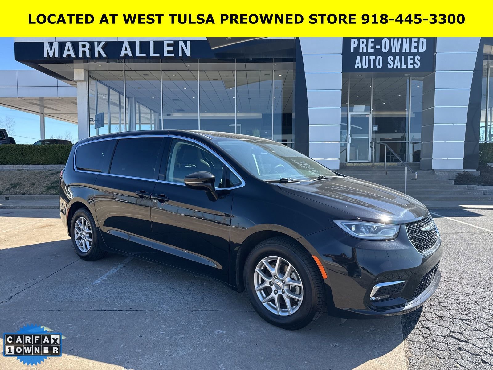 Used 2024 Chrysler Pacifica Touring-L FWD image 1