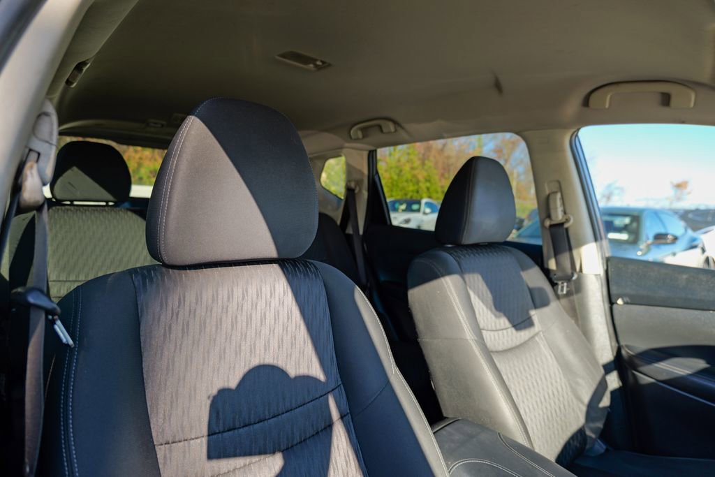 Used 2020 Nissan Rogue SV image 35