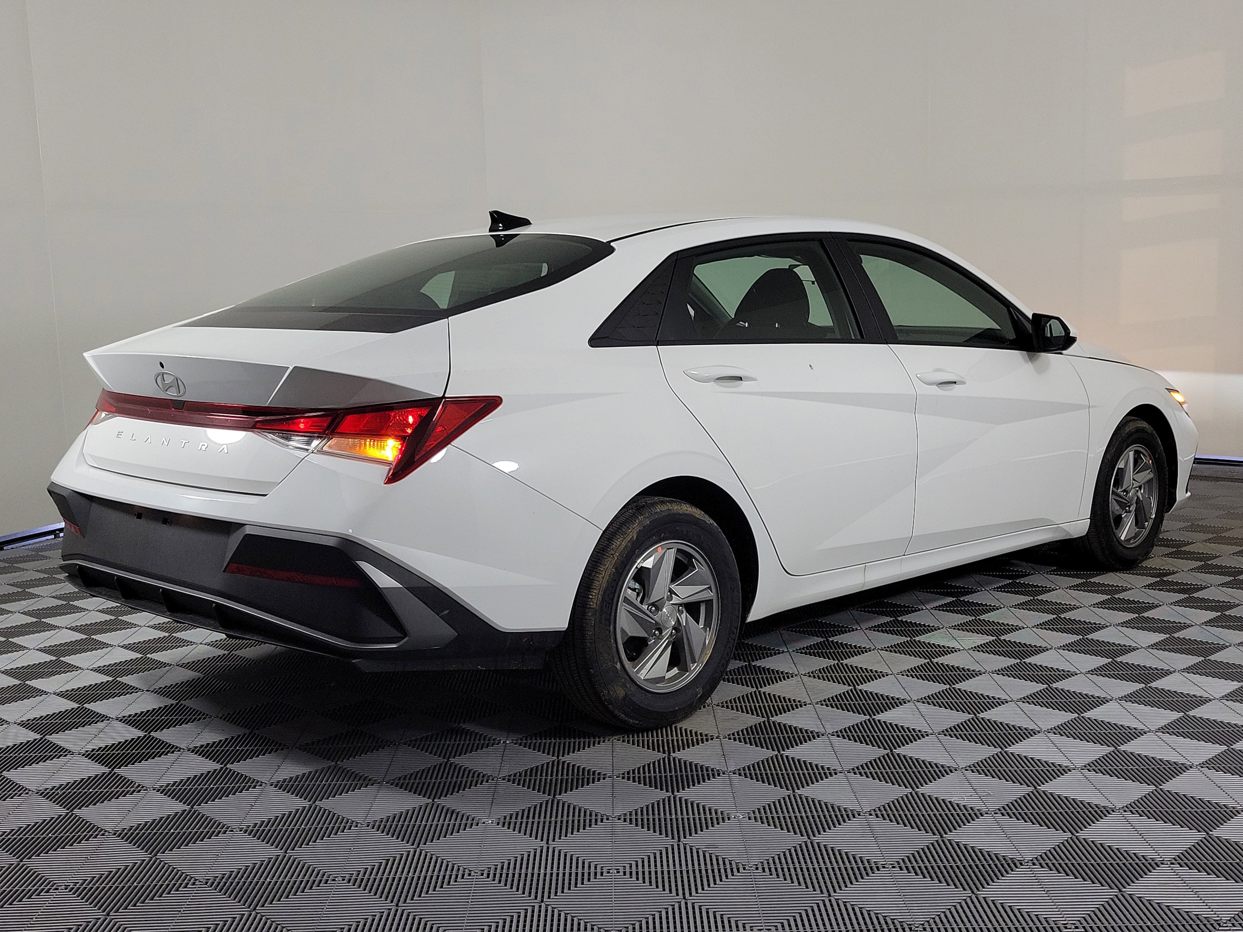 New 2026 Hyundai Elantra SE image 3