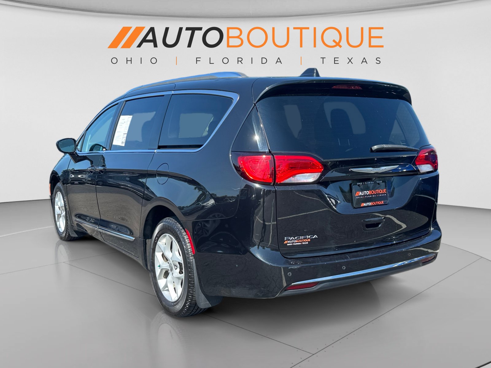 Used 2017 Chrysler Pacifica Touring-L Plus w/ Tire & Wheel Group FWD image 3