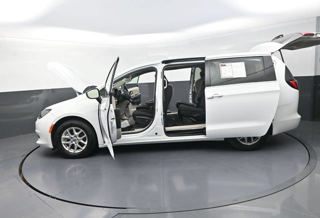 Used 2023 Chrysler Voyager LX FWD image 31