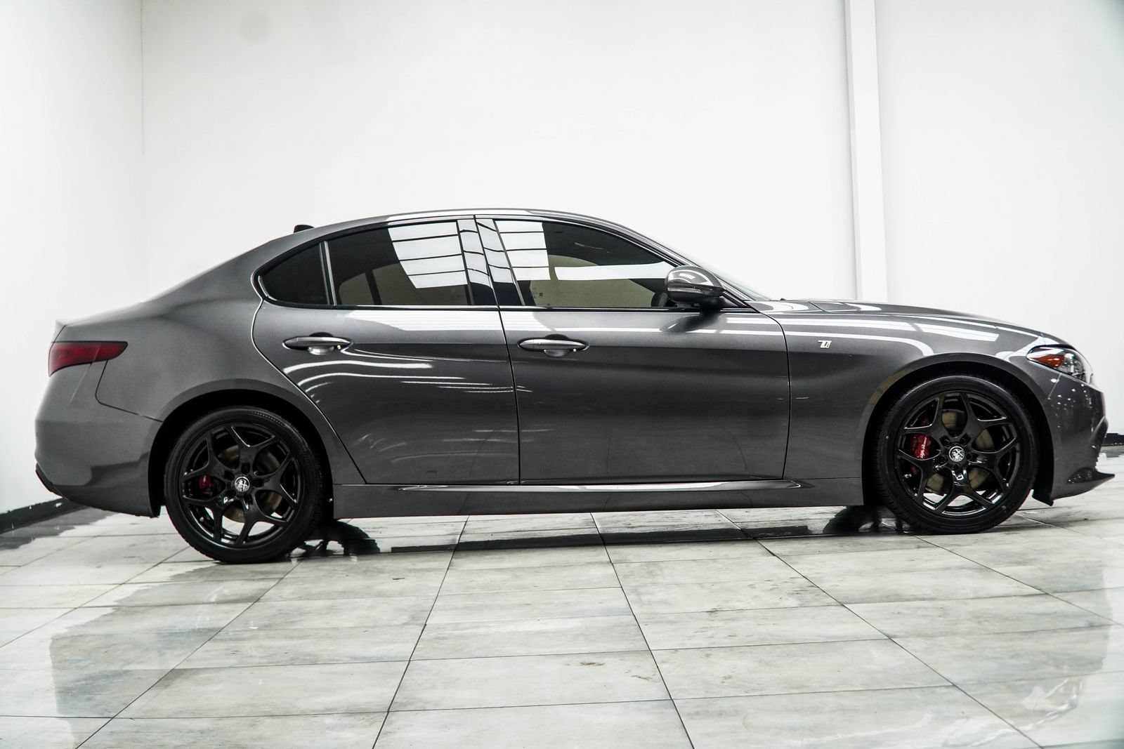 Used 2022 Alfa Romeo Giulia Ti RWD image 7
