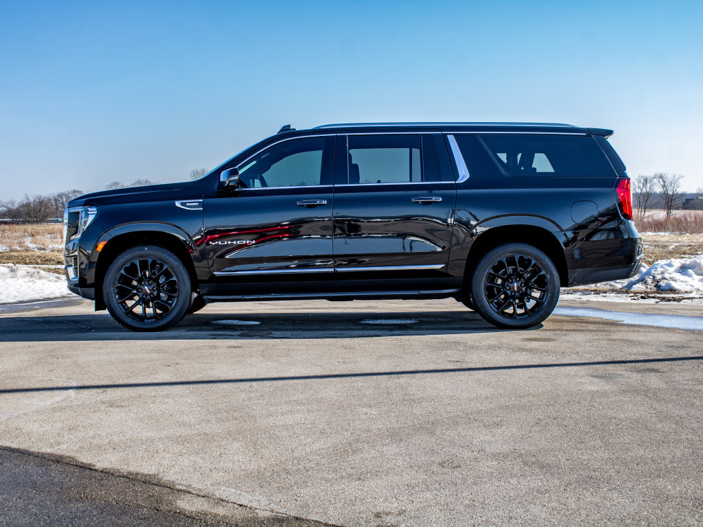 Used 2022 GMC Yukon XL SLT w/ SLT Premium Package image 4