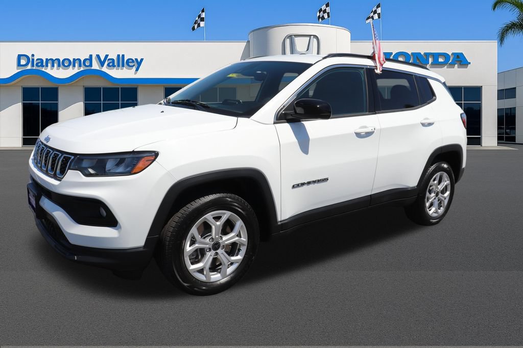 Used 2025 Jeep Compass Latitude AWD/4WD image 3