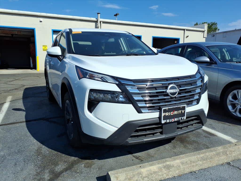 Used 2024 Nissan Rogue SV AWD/4WD image 9