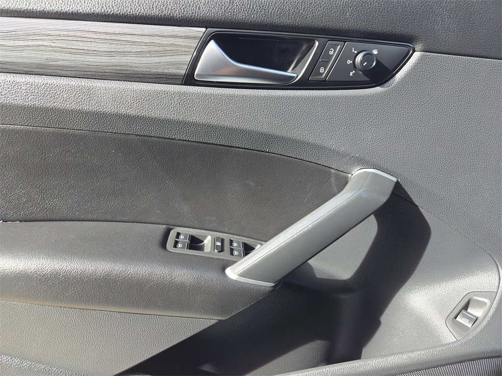 Used 2021 Volkswagen Passat 2.0T R-Line image 24