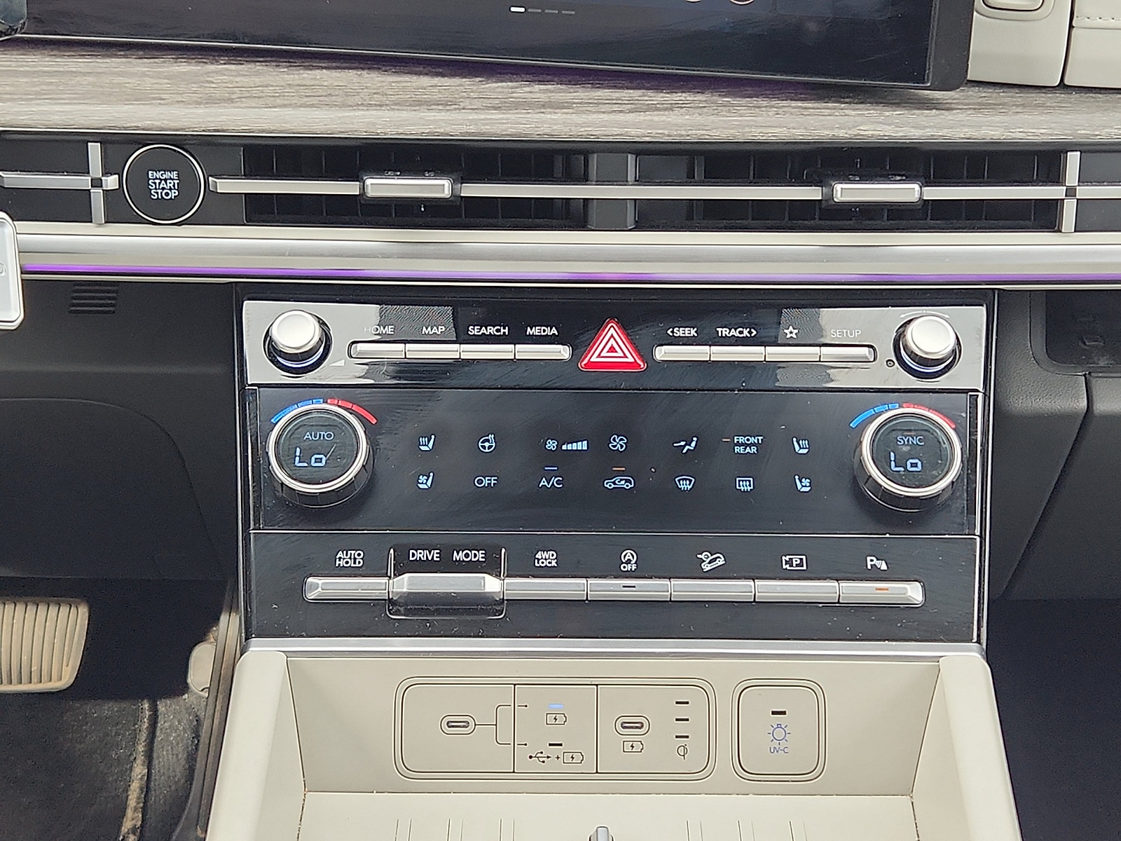 Certified 2024 Hyundai Santa Fe Limited AWD/4WD image 17