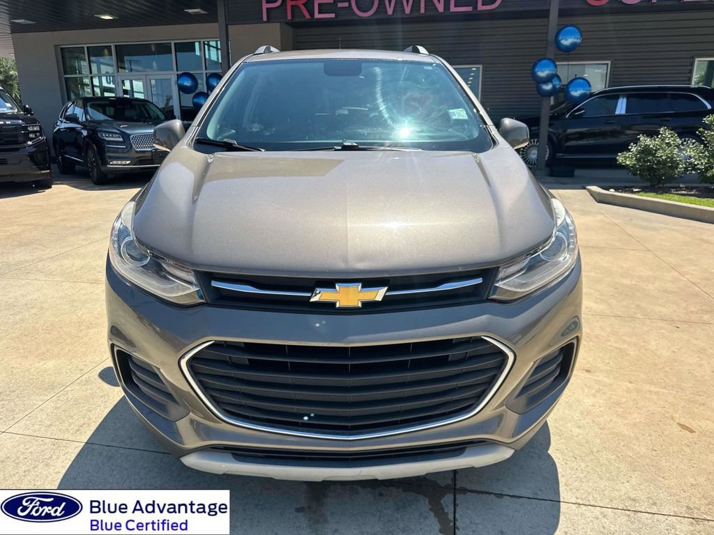 Used 2020 Chevrolet Trax LT w/ Driver Confidence Package FWD image 2